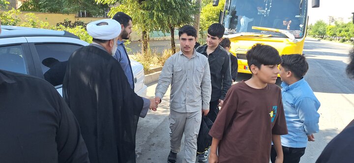 . گزارش تصویری/ سنگ تمام مدیر حوزه علمیه کهگیلویه و بویراحمد برای داوطلبان؛ استقبال گرم در کف خیابان