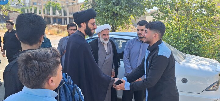 . گزارش تصویری/ سنگ تمام مدیر حوزه علمیه کهگیلویه و بویراحمد برای داوطلبان؛ استقبال گرم در کف خیابان