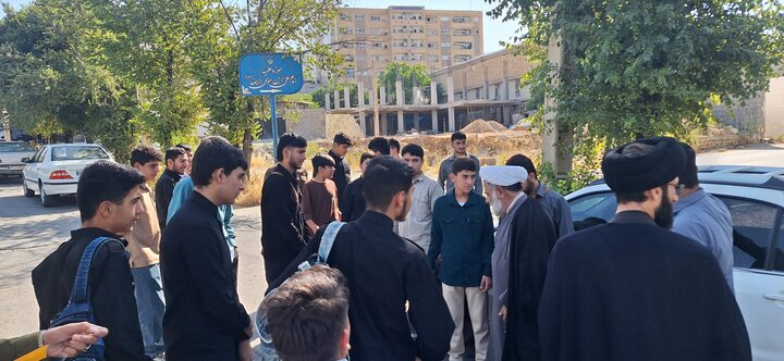 . گزارش تصویری/ سنگ تمام مدیر حوزه علمیه کهگیلویه و بویراحمد برای داوطلبان؛ استقبال گرم در کف خیابان