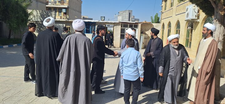 . گزارش تصویری/ سنگ تمام مدیر حوزه علمیه کهگیلویه و بویراحمد برای داوطلبان؛ استقبال گرم در کف خیابان