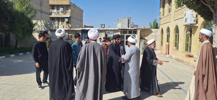 . گزارش تصویری/ سنگ تمام مدیر حوزه علمیه کهگیلویه و بویراحمد برای داوطلبان؛ استقبال گرم در کف خیابان