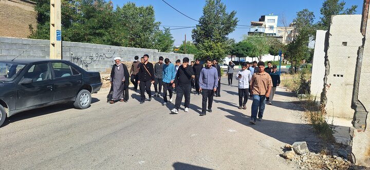 . گزارش تصویری/ سنگ تمام مدیر حوزه علمیه کهگیلویه و بویراحمد برای داوطلبان؛ استقبال گرم در کف خیابان