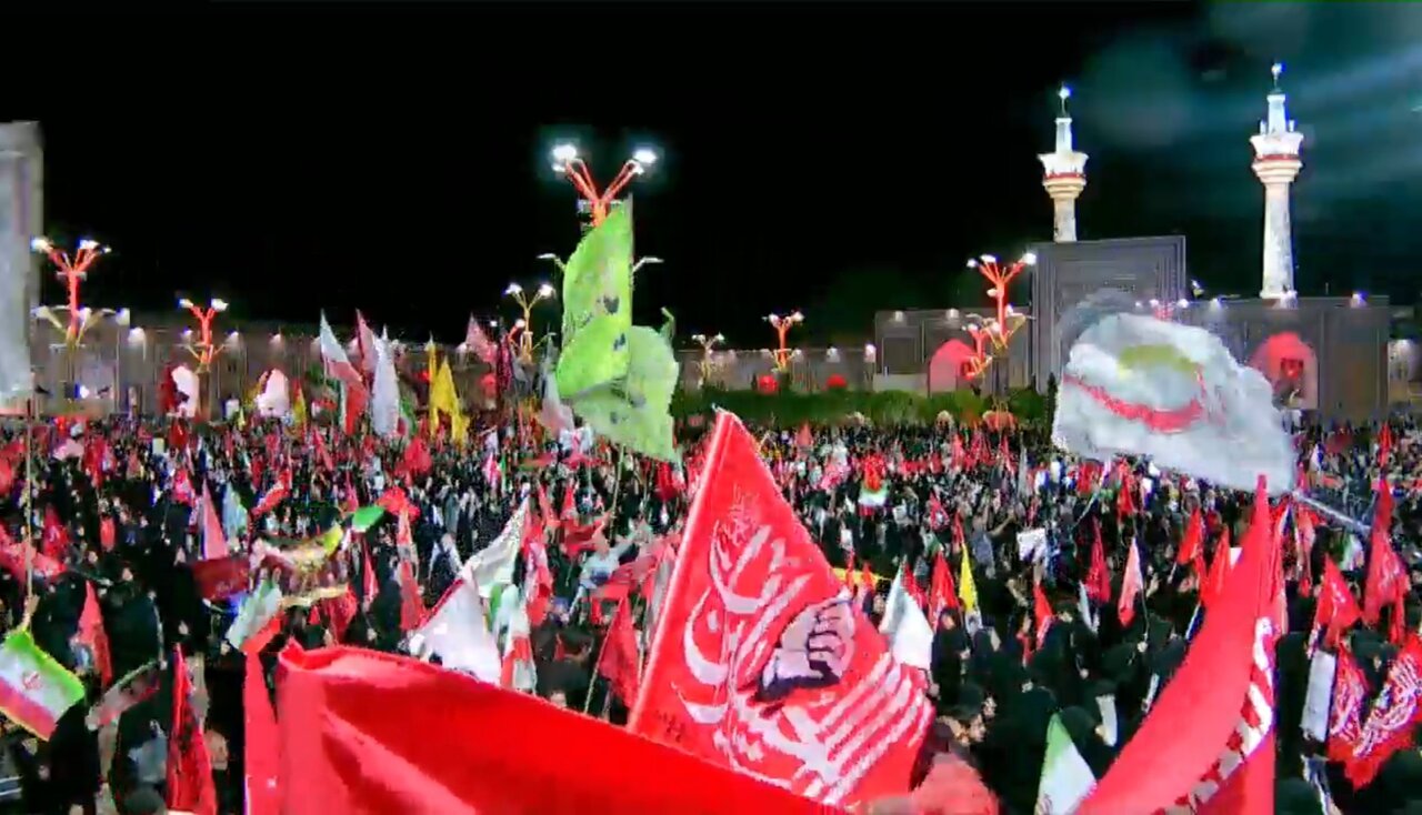 اجتماع بزرگ عزاداران رهبر شهید  به مناسبت هفتمین روز خاکسپاری رهبر شهید در حرم‌مطهر رضوی