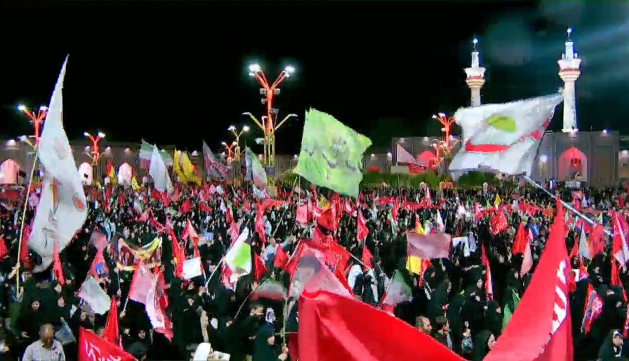 اجتماع بزرگ عزاداران رهبر شهید  به مناسبت هفتمین روز خاکسپاری رهبر شهید در حرم‌مطهر رضوی