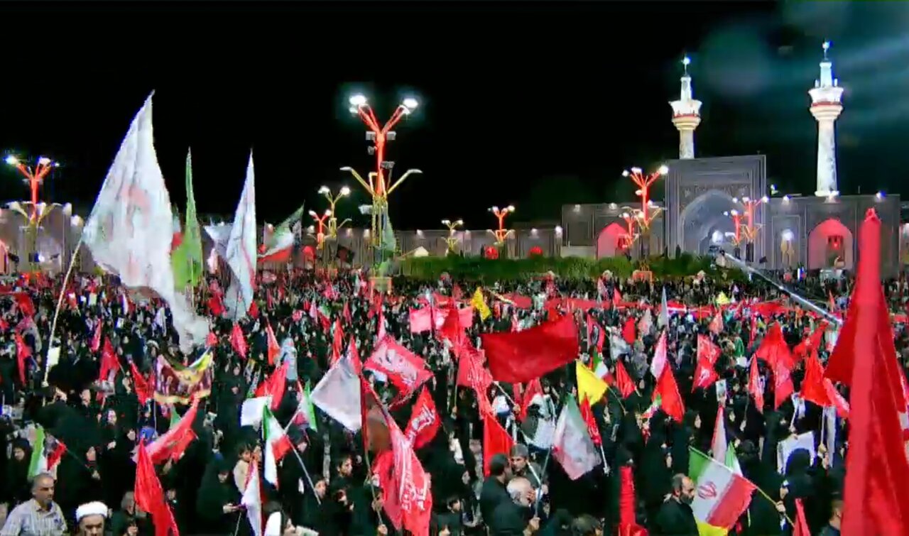 اجتماع بزرگ عزاداران رهبر شهید  به مناسبت هفتمین روز خاکسپاری رهبر شهید در حرم‌مطهر رضوی