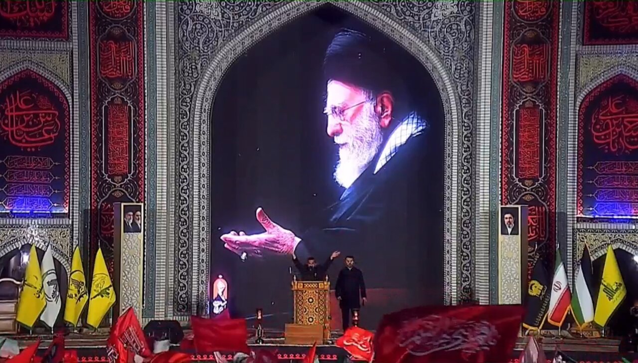 اجتماع بزرگ عزاداران رهبر شهید  به مناسبت هفتمین روز خاکسپاری رهبر شهید در حرم‌مطهر رضوی