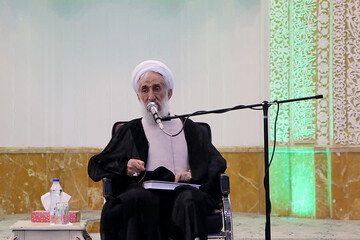 مؤمن واقعی با یاد خدا، قرآن، نماز، توکل و انفاق شناخته می‌شود