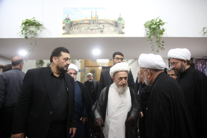 Cerimonia commemorativa in onore del Leader martire della Umma da parte dell’Ayatollah Sobhani nel santuario di Fatima Ma'suma