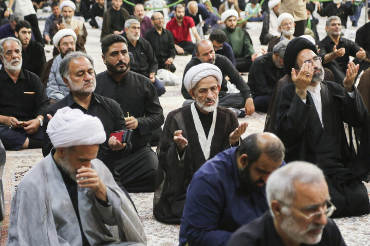 Cerimonia commemorativa in onore del Leader martire della Umma da parte dell’Ayatollah Sobhani nel santuario di Fatima Ma'suma