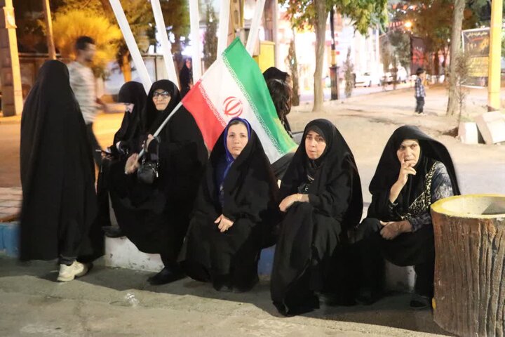 تصاویر / بیعت با رهبر شهید انقلاب اسلامی مردم بویین زهرا در ایستگاه صد وسی و نهم -عکس - خانم جوشقانی