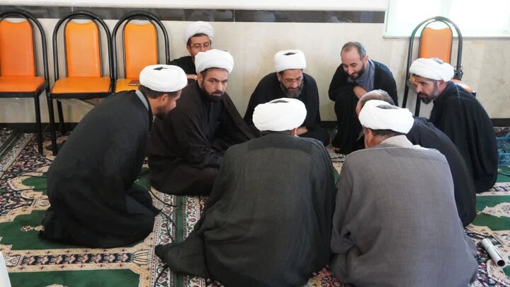 ارائه دستاوردهای گروهی امامان مساجد همدان در نخستین کارگاه "حل مسئله" طرح محراب