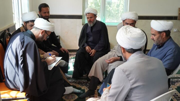 ارائه دستاوردهای گروهی امامان مساجد همدان در نخستین کارگاه "حل مسئله" طرح محراب