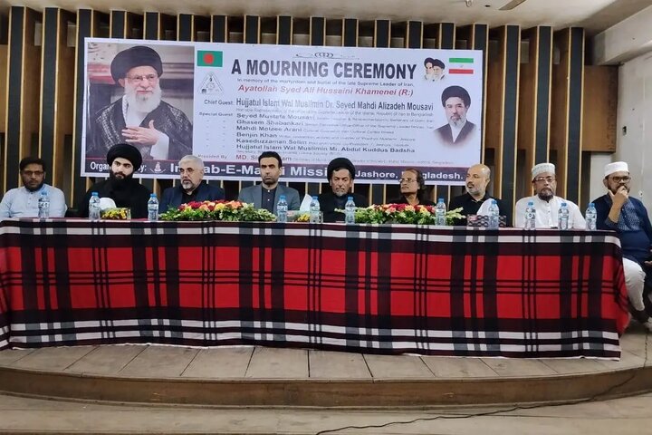 খামেনেয়ীর (রহ.) সামনে পশ্চিমারা তাদের ঐতিহাসিক স্থিরতা হারিয়েছে