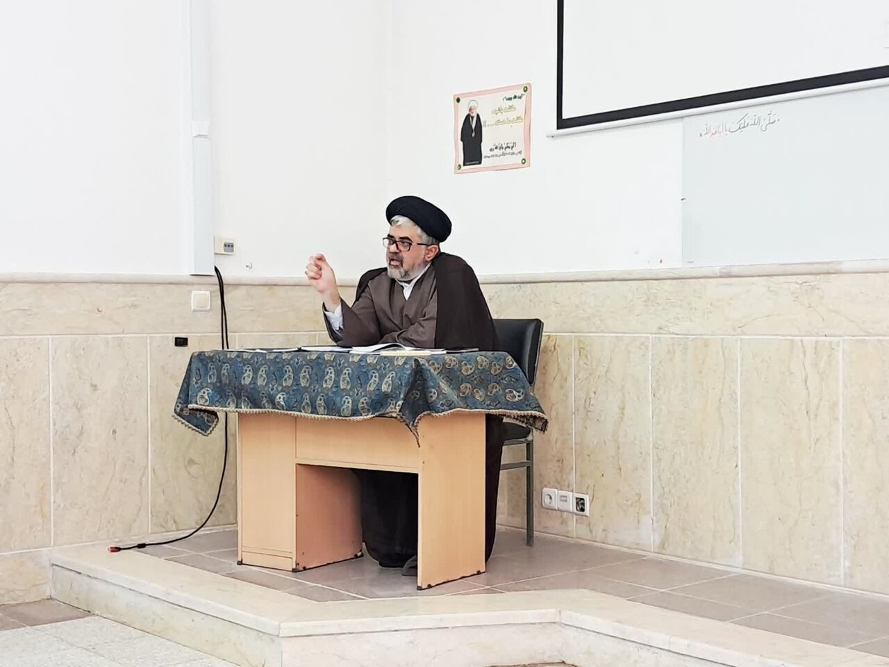 بررسی نقش روش‌های اقناعی ترویج امر به معروف در اردکان