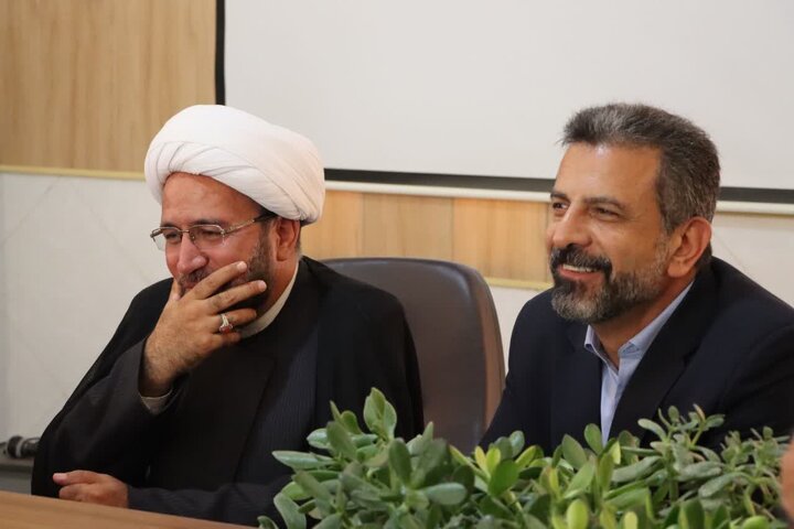 تصاویر/ تجلیل و تکریم فرماندار و امام جمعه شهرستان اشکذر از رئیس و کارکنان اداره بهزیستی به مناسبت هفته بهزیستی