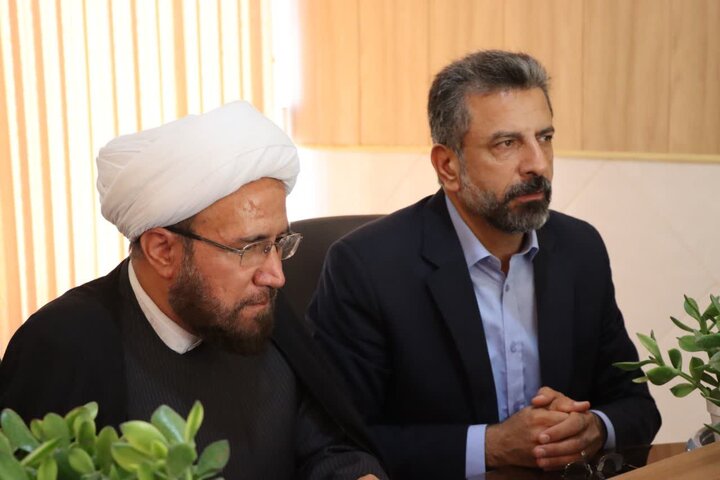 تصاویر/ تجلیل و تکریم فرماندار و امام جمعه شهرستان اشکذر از رئیس و کارکنان اداره بهزیستی به مناسبت هفته بهزیستی