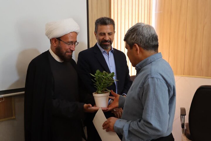 تصاویر/ تجلیل و تکریم فرماندار و امام جمعه شهرستان اشکذر از رئیس و کارکنان اداره بهزیستی به مناسبت هفته بهزیستی
