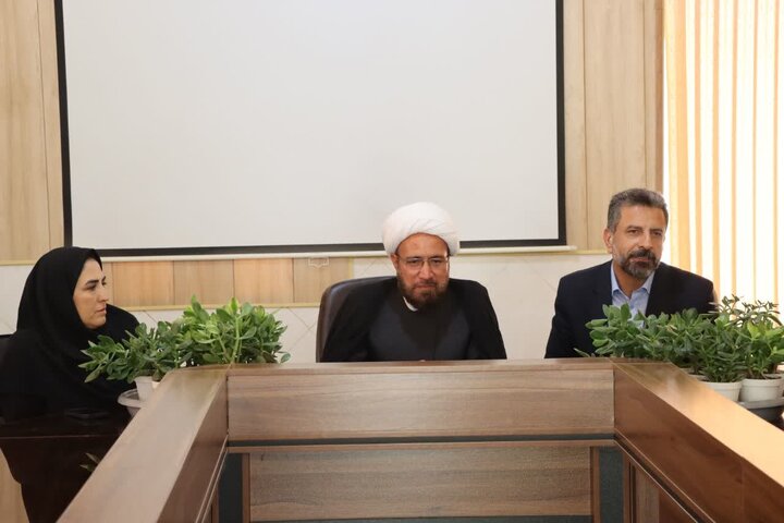 تصاویر/ تجلیل و تکریم فرماندار و امام جمعه شهرستان اشکذر از رئیس و کارکنان اداره بهزیستی به مناسبت هفته بهزیستی