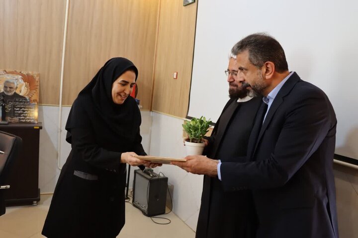 تصاویر/ تجلیل و تکریم فرماندار و امام جمعه شهرستان اشکذر از رئیس و کارکنان اداره بهزیستی به مناسبت هفته بهزیستی