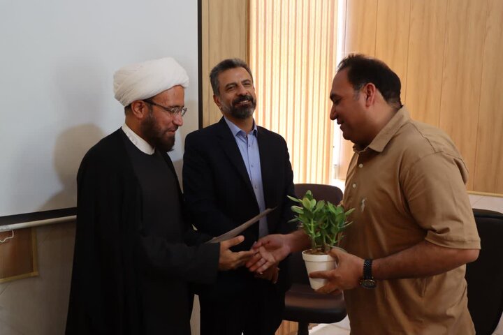 تصاویر/ تجلیل و تکریم فرماندار و امام جمعه شهرستان اشکذر از رئیس و کارکنان اداره بهزیستی به مناسبت هفته بهزیستی