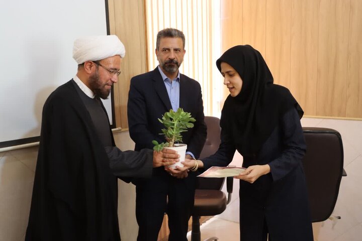 تصاویر/ تجلیل و تکریم فرماندار و امام جمعه شهرستان اشکذر از رئیس و کارکنان اداره بهزیستی به مناسبت هفته بهزیستی