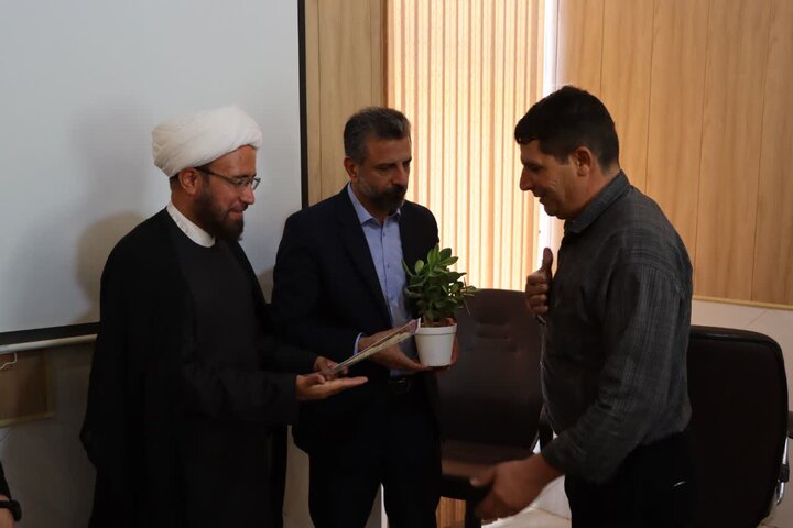 تصاویر/ تجلیل و تکریم فرماندار و امام جمعه شهرستان اشکذر از رئیس و کارکنان اداره بهزیستی به مناسبت هفته بهزیستی