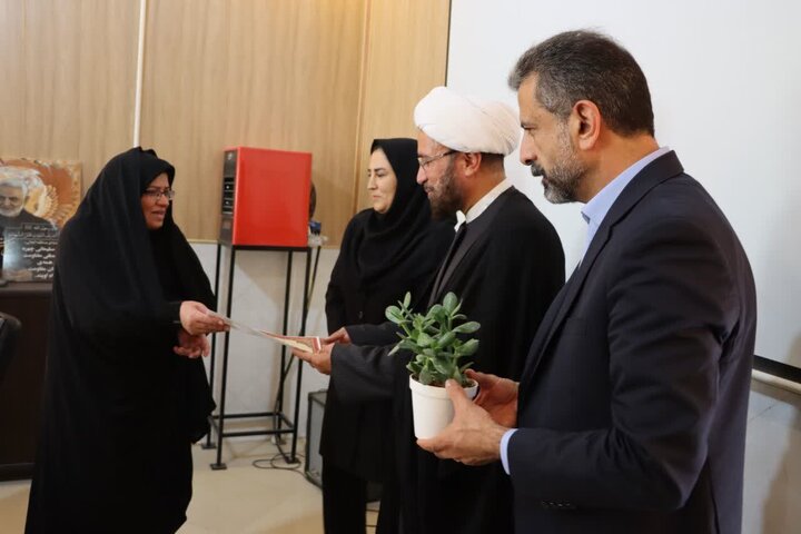 تصاویر/ تجلیل و تکریم فرماندار و امام جمعه شهرستان اشکذر از رئیس و کارکنان اداره بهزیستی به مناسبت هفته بهزیستی