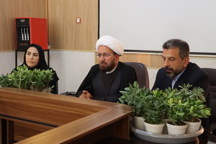 تصاویر/ تجلیل و تکریم فرماندار و امام جمعه شهرستان اشکذر از رئیس و کارکنان اداره بهزیستی به مناسبت هفته بهزیستی