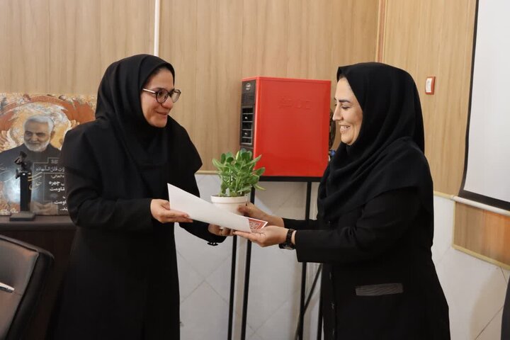 تصاویر/ تجلیل و تکریم فرماندار و امام جمعه شهرستان اشکذر از رئیس و کارکنان اداره بهزیستی به مناسبت هفته بهزیستی