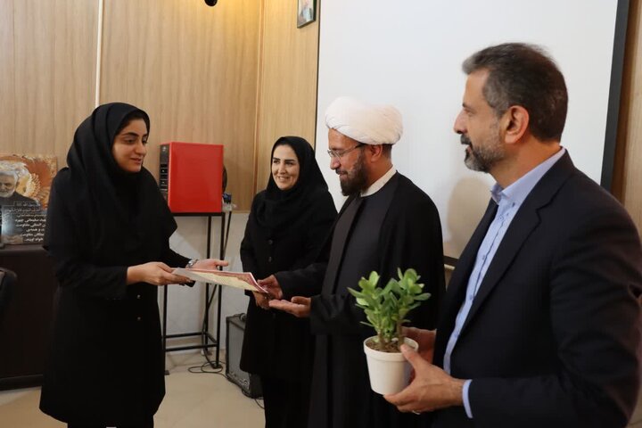 تصاویر/ تجلیل و تکریم فرماندار و امام جمعه شهرستان اشکذر از رئیس و کارکنان اداره بهزیستی به مناسبت هفته بهزیستی