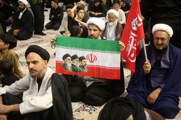 بزرگداشت آقای شهید ایران از سوی نهادهای بین المللی قم در حرم بانوCerimonia commemorativa del Leader della Comunità, il martire Imam Khamenei, organizzata dagli enti internazionali del seminarioی کرامت