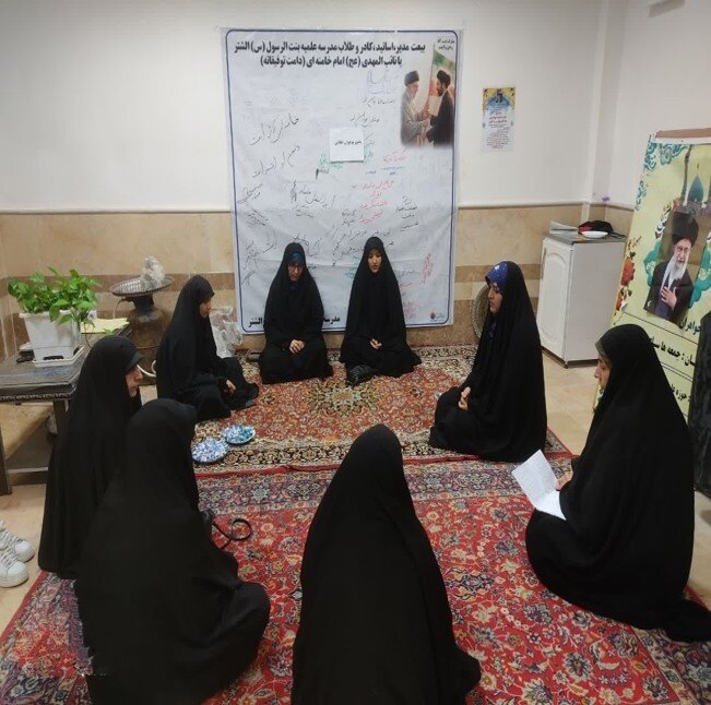تصاویر/فعالیت تبلیغی خواهران طلبه مدارس علمیه لرستان در روزهای حماسه