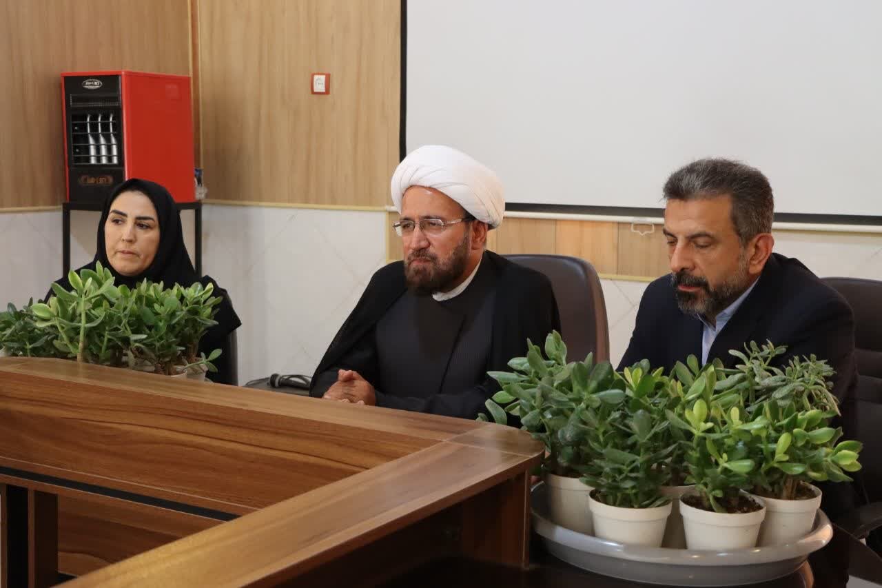 تصاویر/ تجلیل و تکریم فرماندار و امام جمعه شهرستان اشکذر از رئیس و کارکنان اداره بهزیستی به مناسبت هفته بهزیستی
