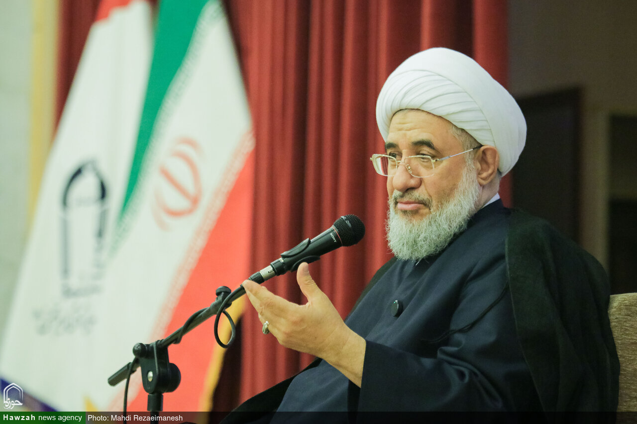 کاری نکنیم رهبر جامعه ناچار به کوتاهآمدن از اصول شود کاری نکنیم رهبر جامعه ناچار به کوتاهآمدن از اصول شود
