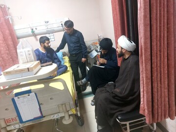 عیادت مدیرکل مرکز خدمات حوزه علمیه همدان از مُبلغ جهادی