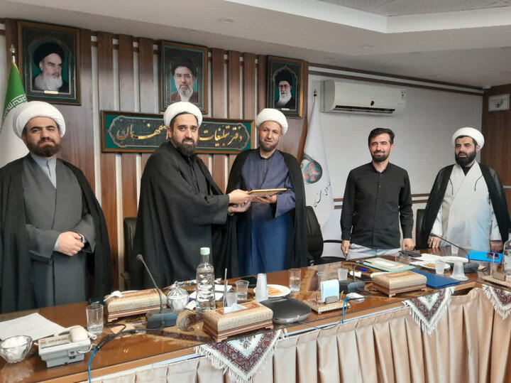 آیین تکریم و معارفه رئیس نمایندگی «مرکز ملی پاسخگویی به سؤالات دینی» در اصفهان