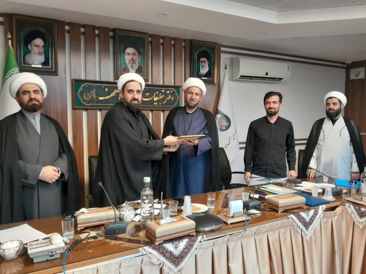 آیین تکریم و معارفه رئیس نمایندگی «مرکز ملی پاسخگویی به سؤالات دینی» در اصفهان