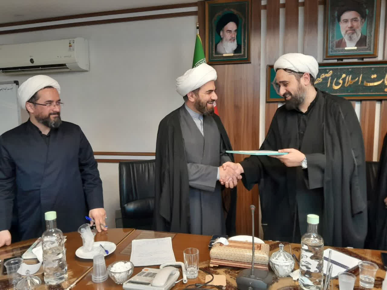 آیین تکریم و معارفه رئیس نمایندگی «مرکز ملی پاسخگویی به سؤالات دینی» در اصفهان آیین تکریم و معارفه رئیس نمایندگی «مرکز ملی پاسخگویی به سؤالات دینی» در اصفهان