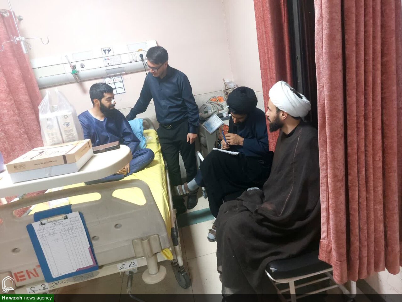 عیادت مدیرکل مرکز خدمات حوزه علمیه همدان از مُبلغ جهادی عیادت مدیرکل مرکز خدمات حوزه علمیه همدان از مُبلغ جهادی