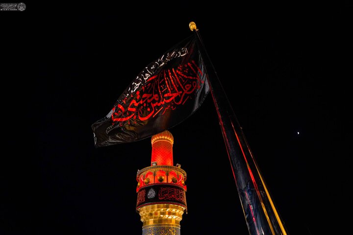 راية العزاء ترفرف في الصحن العلوي عشية شهادة الإمام الحسن المجتبى (عليه السلام)