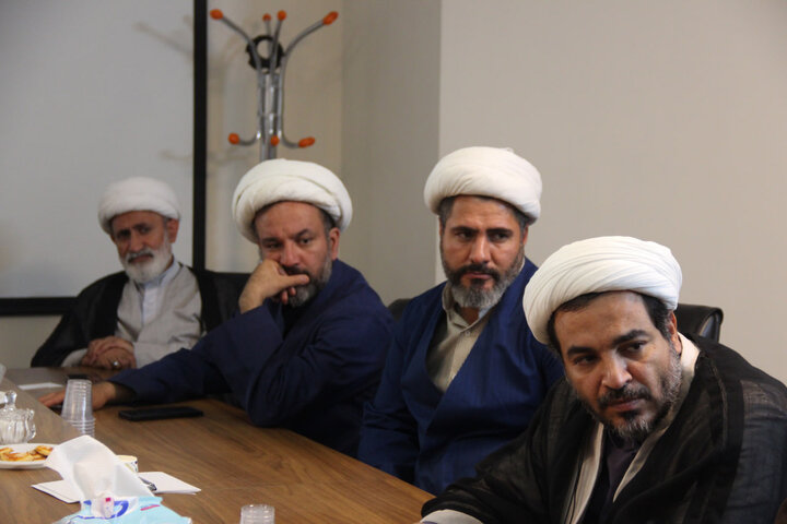 تصاویر / نشست علمی ،تخصصی با موضوع الهیات جنگ ومقاومت در پژوهش سرای حوزه علمیه قزوین