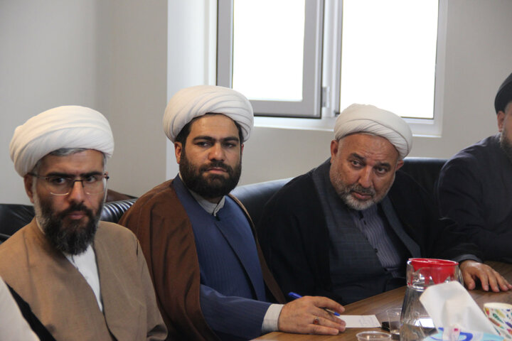 تصاویر / نشست علمی ،تخصصی با موضوع الهیات جنگ ومقاومت در پژوهش سرای حوزه علمیه قزوین