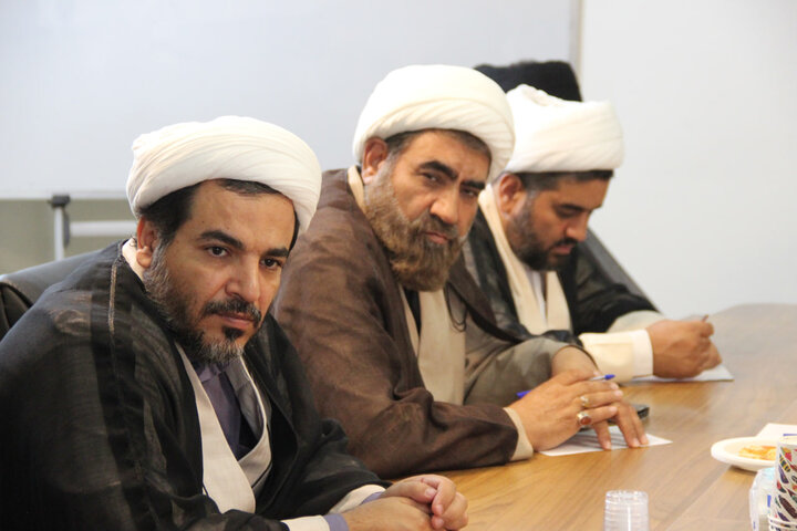 تصاویر / نشست علمی ،تخصصی با موضوع الهیات جنگ ومقاومت در پژوهش سرای حوزه علمیه قزوین