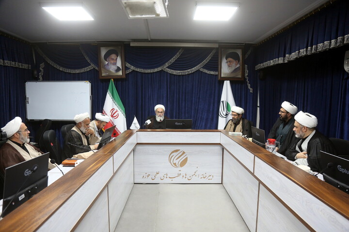 تصاویر/ نشست تبیینی شرایط اخیر کشور و بحث انتقام و خونخواهی رهبر شهیدبا حضور اعضای هیئت مدیره انجمن تاریخ معاصر و انقلاب اسلامی حوزه