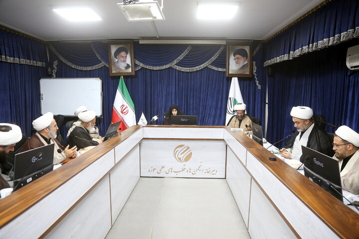 تصاویر/ نشست تبیینی شرایط اخیر کشور و بحث انتقام و خونخواهی رهبر شهیدبا حضور اعضای هیئت مدیره انجمن تاریخ معاصر و انقلاب اسلامی حوزه