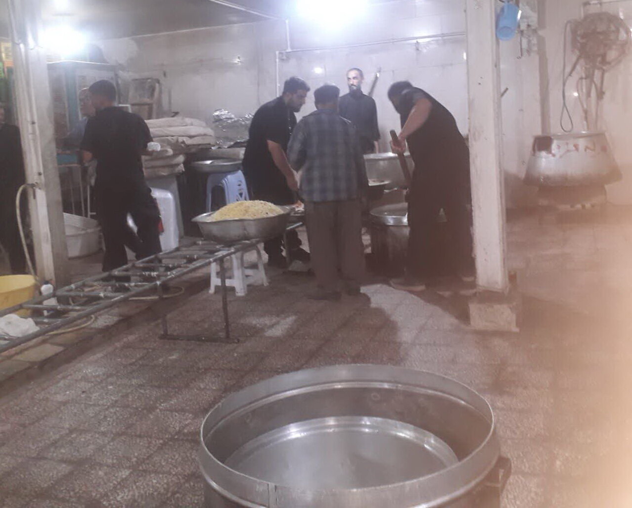 ۲۰۰ پرس غذای گرم  بین خانواده‌های کم‌برخوردار توزیع شد