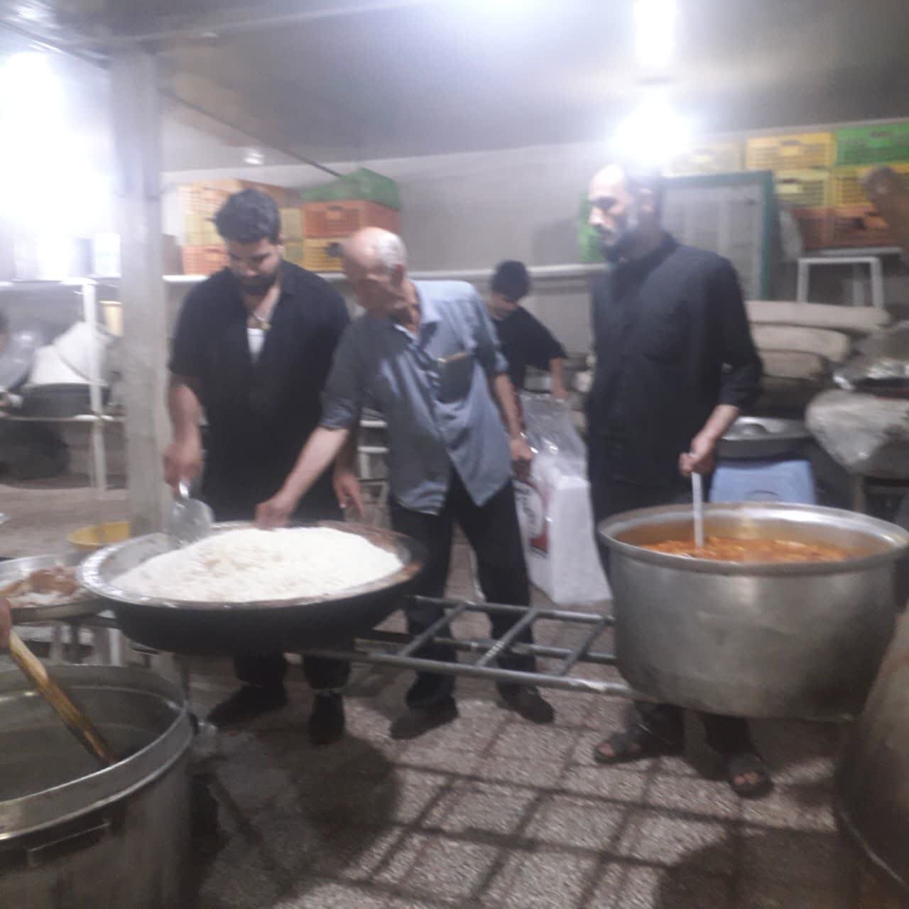۲۰۰ پرس غذای گرم  بین خانواده‌های کم‌برخوردار توزیع شد