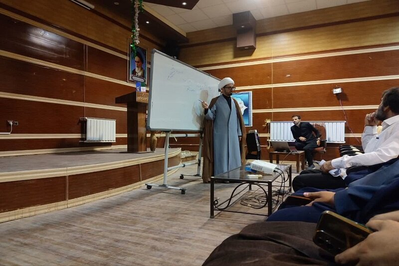 کارگاه آموزشی، دانش‌آموزان را با مسیر طلبگی آشنا می‌سازد+عکس
