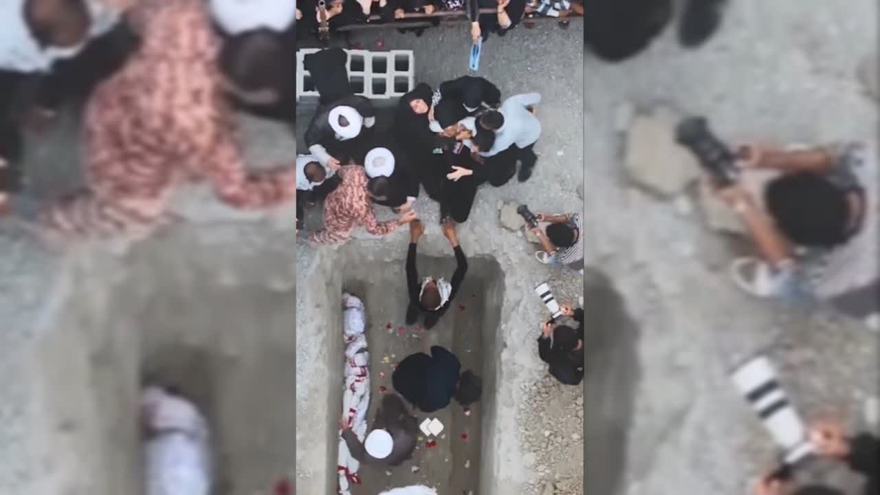 فيديو | أمٌّ في ميناب لا تريد أن يكون عناقُها لجسدِ طفلها وداعَها الأخير