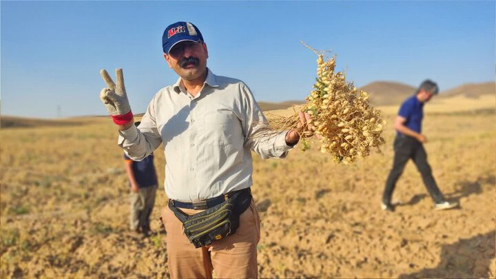 تصاویر/ طلبه مدرسه آیت‌ الله آخوند(ره) دانش‌ آموزان را به تجربه‌ای متفاوت از زندگی برد